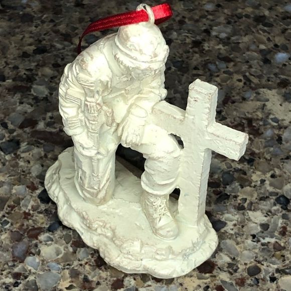 Polepa Military Kneeling Soldier Hanging Ornament - Picture 3 of 12